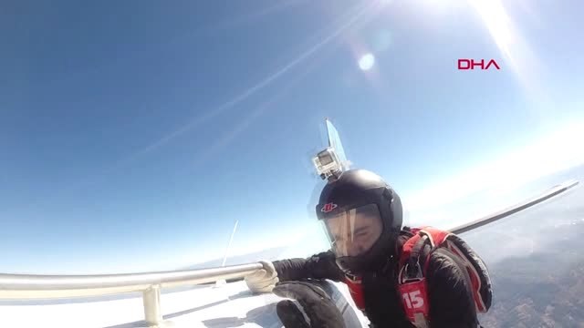 İzmir Adrenalin tutkunları tatilde uçaktan paraşütle atladı