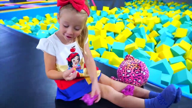 Nastya et drôle à jouer à cache-cache jouer à faire semblant