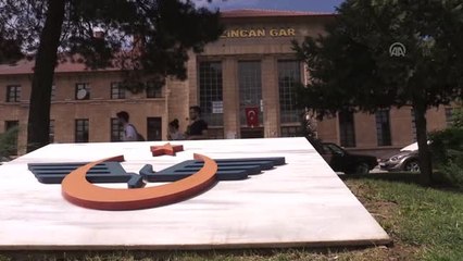 Bir asırlık eserleri makam odasında sergiliyor