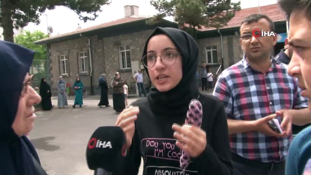 Bursluluk sınavında 'fotoğraf' sıkıntısı...15 yaşından büyük olan ve kimliklerinde fotoğrafları olmayan öğrenciler sınav salonuna alınmadı