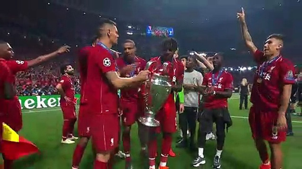 Goosebumps! Spine tingling rendition of You'll Never Walk Alone by Liverpool fans and players