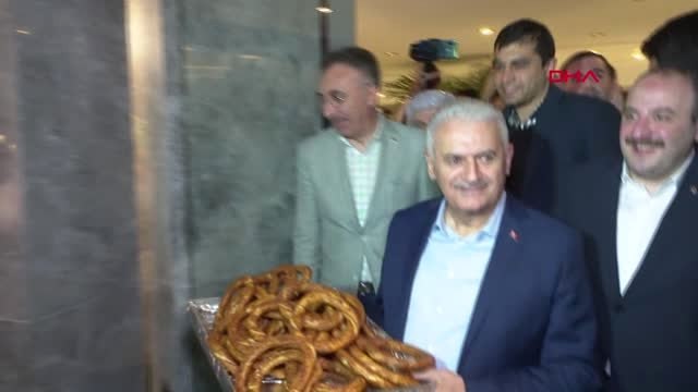 BİNALİ YILDIRIM GENÇLERLE SAHUR YAPTI