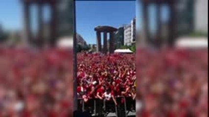 لقطة: كرة قدم: مشجّعو ليفربول يغنّون "لن تمشي لوحدك أبدًا" قبل نهائي دوري الأبطال