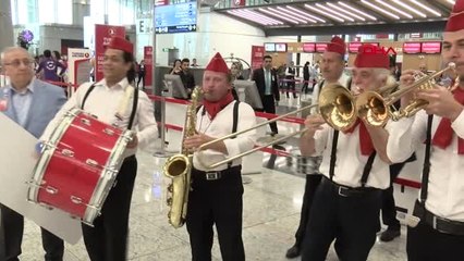 İSTANBUL HAVALİMANINDA 10 MİLYONUNCU YOLCUYA SÜRPRİZ KARŞILAMA