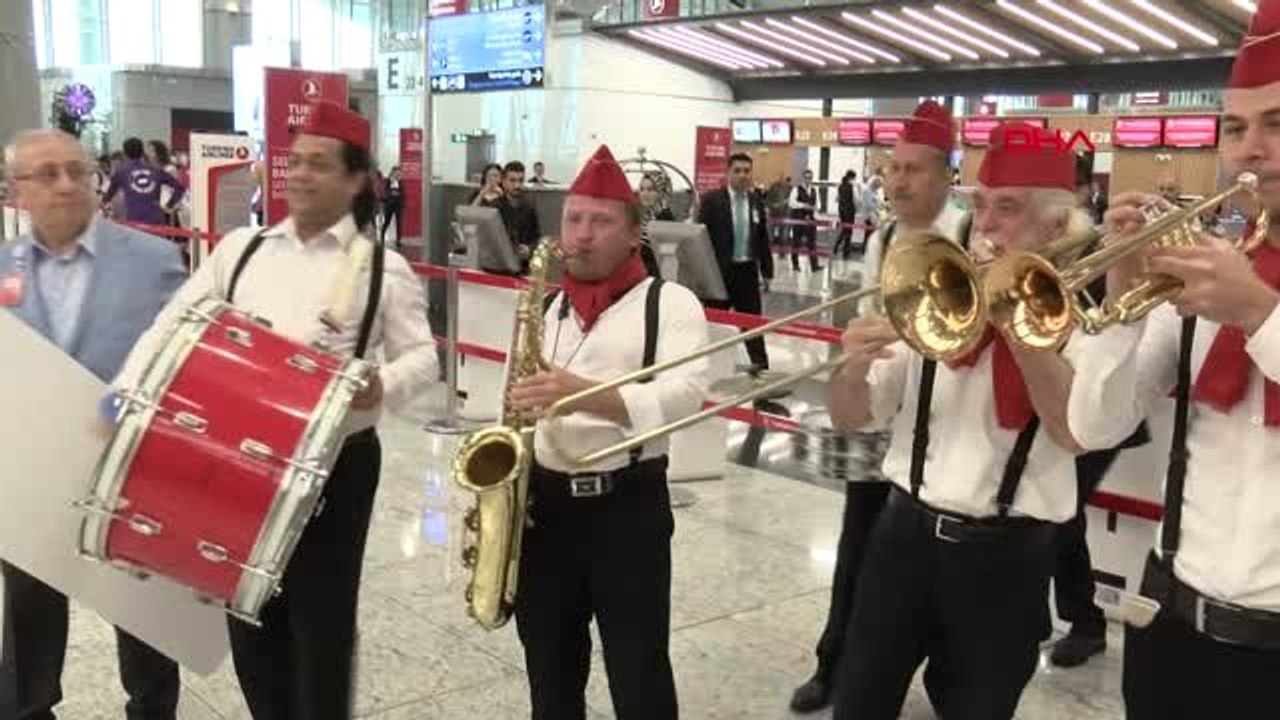 İSTANBUL HAVALİMANINDA 10 MİLYONUNCU YOLCUYA SÜRPRİZ KARŞILAMA