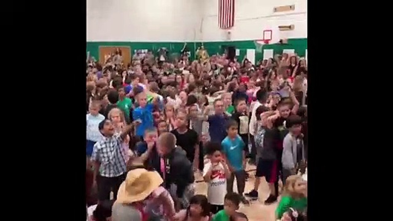 Surprise du rappeur Lil Nas X dans une fête d'école : les enfants deviennent fous !