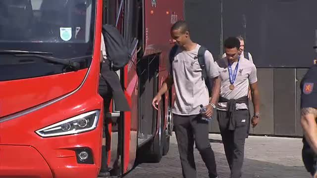 La Orejona conquistada por los Reds viaja ya rumbo a Liverpool