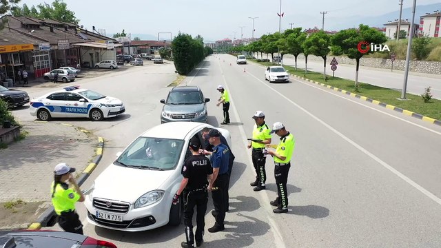 Safranbolu’da sürücülere uyarılarda bulunarak, lokum ikram ettiler