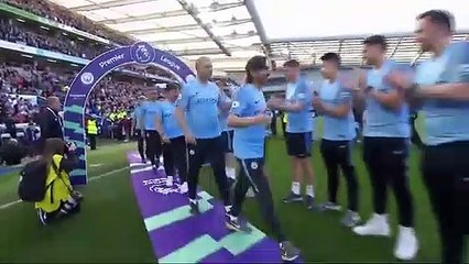 شاهد مراسم تتويج مانشستر سيتي بالدوري الانجليزي بعد فوزه على برايتون 4-1 هدف واسيست محرز