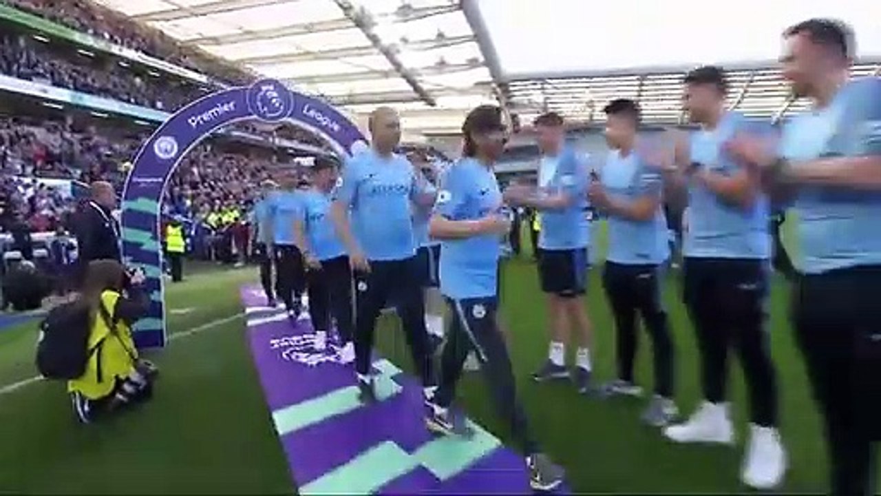 شاهد مراسم تتويج مانشستر سيتي بالدوري الانجليزي بعد فوزه على برايتون 4-1 هدف واسيست محرز