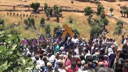 Video herunterladen: Hakkari şehidi Uzman Çavuş Mehmet Sait Barış gözyaşları arasında toprağa verildi