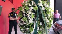 Llegada de la corona de flores del Real Betis a la capilla ardiente de Reyes