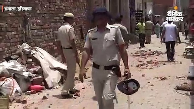 अवैध शराब बेचने से रोकने पर दो गुटों में जमकर चले ईंट-पत्थर और कांच की बोतलें