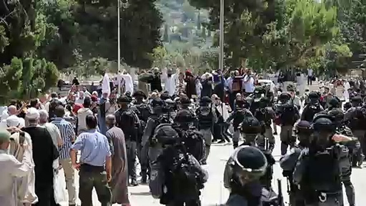 اشتباكات في باحة المسجد الأقصى في القدس