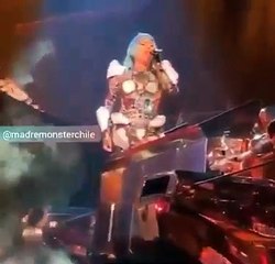 فيديو سقوط ليدي غاغا على المسرح.. وصدفة تنقذها من موقف مخجل