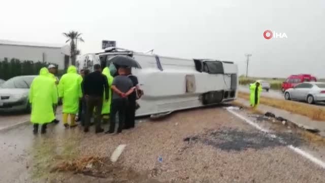 Gönen'de minibüs kayganlaşan yolda yan yatttı: 1'i ağır 10 yaralı