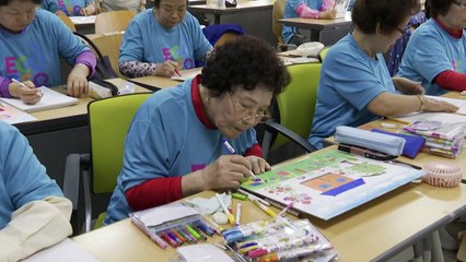 نساء مسنات يدخلن المدرسة الابتدائية في كوريا الجنوبية