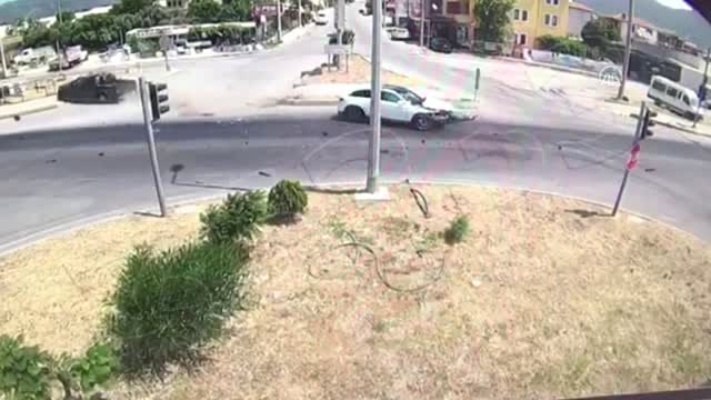 Otomobil ile kamyonet çarpıştı: 6 yaralı - kaza anı