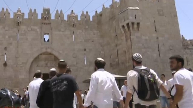 مستوطنون متطرفون يقتحمون الأقصى بحماية جنود الاحتلال