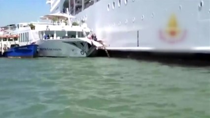 伊 베네치아서 대형 크루즈선이 유람선 추돌..."5명 부상" / YTN