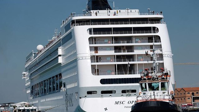 В Венеции круизный лайнер столкнулся с прогулочным судном