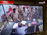 डॉक्टर ने पोस्टमार्टम करने से किया इंकार तो पुलिसकर्मी ने जमकर पीटा, VIDEO वायरल