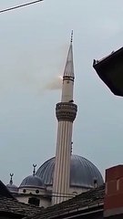 Zjarr më xhami, një pjesë e minares bie nga zjarri