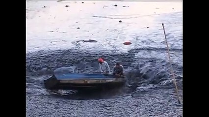Un étang se vide par un petit trou et aspire tout... Phénomène impressionnant