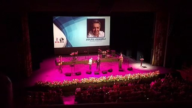 Zülfü Livaneli, ‘Nâzım Hikmet Dostluk Ödülü'nü Edip Akbayram'a böyle verdi: Gerçek 'AK' burada