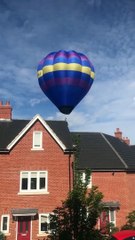 Insolite : un homme survole en montgolfière ces maisons
