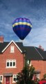 Insolite : un homme survole en montgolfière ces maisons