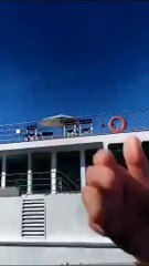 Un bateau de croisière rate complètement son accostage