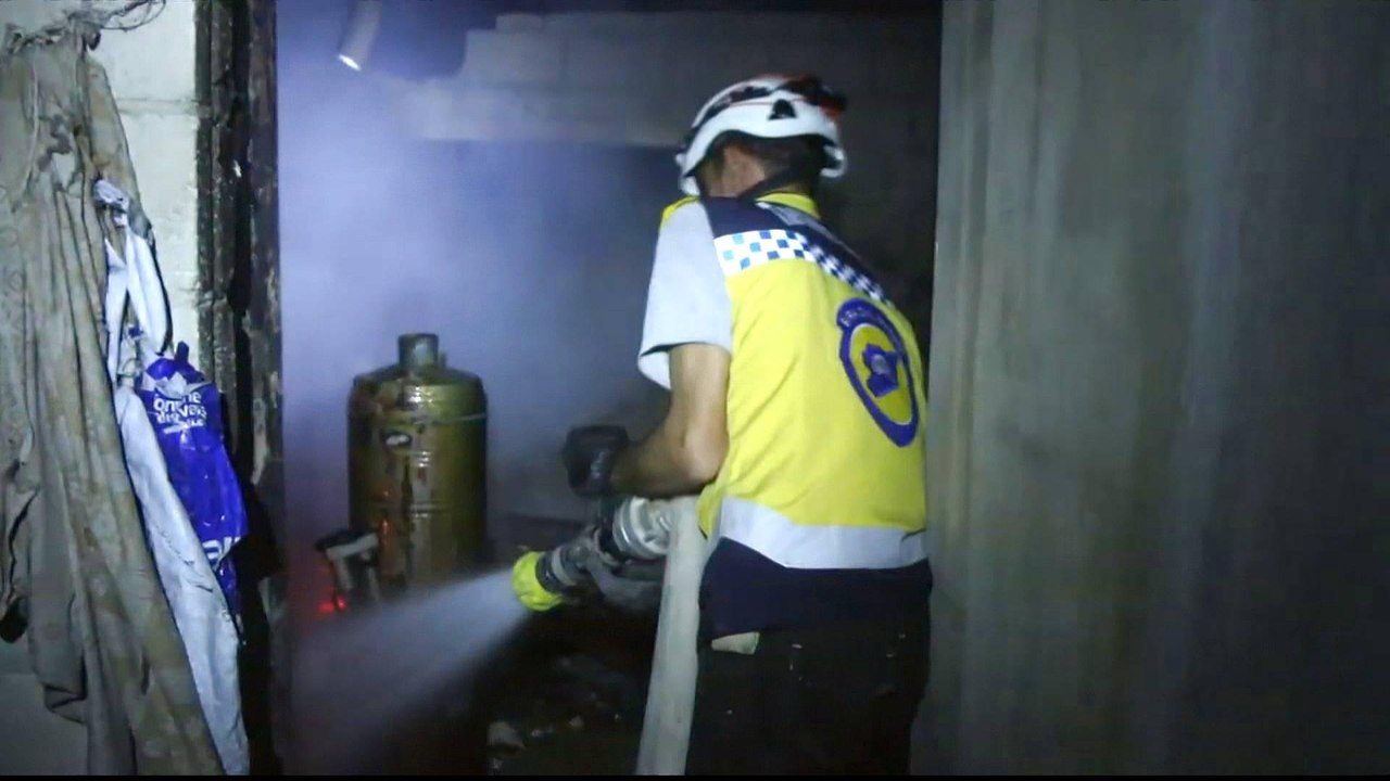 Syrians move north near Turkish border to escape air strikes