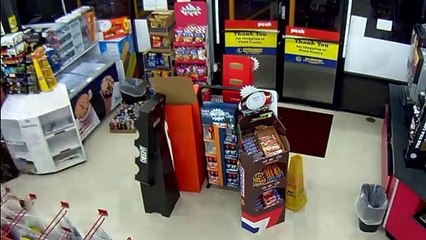 Un homme braque une épicerie avec une hachette, le vendeur sort un pistolet !