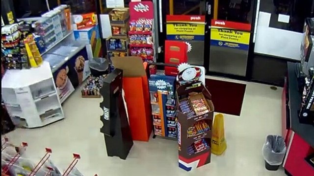 Un homme braque une épicerie avec une hachette, le vendeur sort un pistolet !