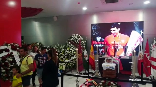 La afición del Sevilla le da el último adiós a Reyes en su capilla ardiente