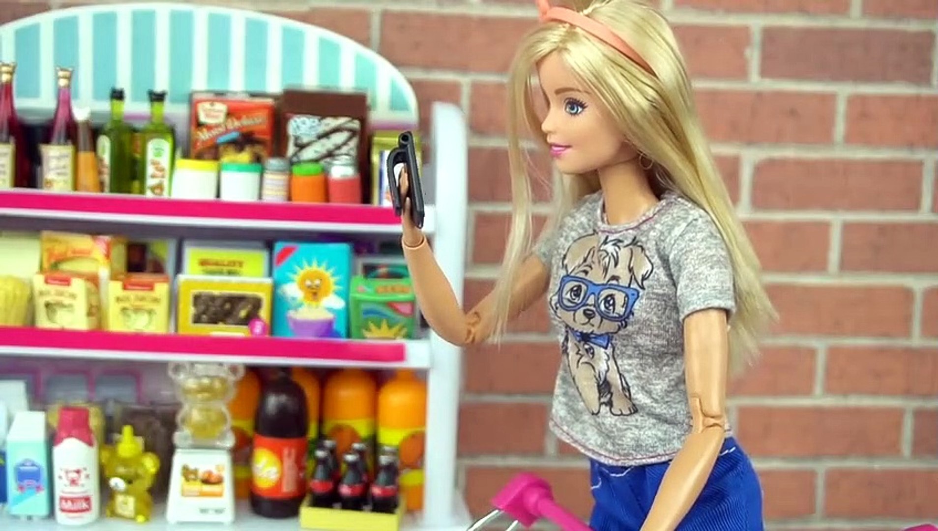 Barbie Rutina de la Mañana Limpiando su Casa y Comprando en El Supermercado  - Juguetes de Titi - Vidéo Dailymotion