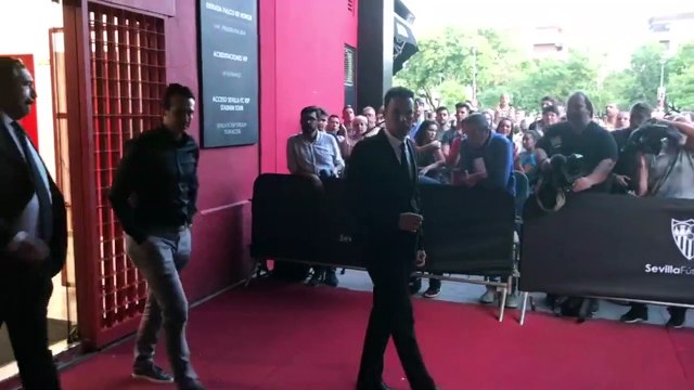 Unai Emery, en la capilla ardiente de Reyes en el Sánchez Pizjuán