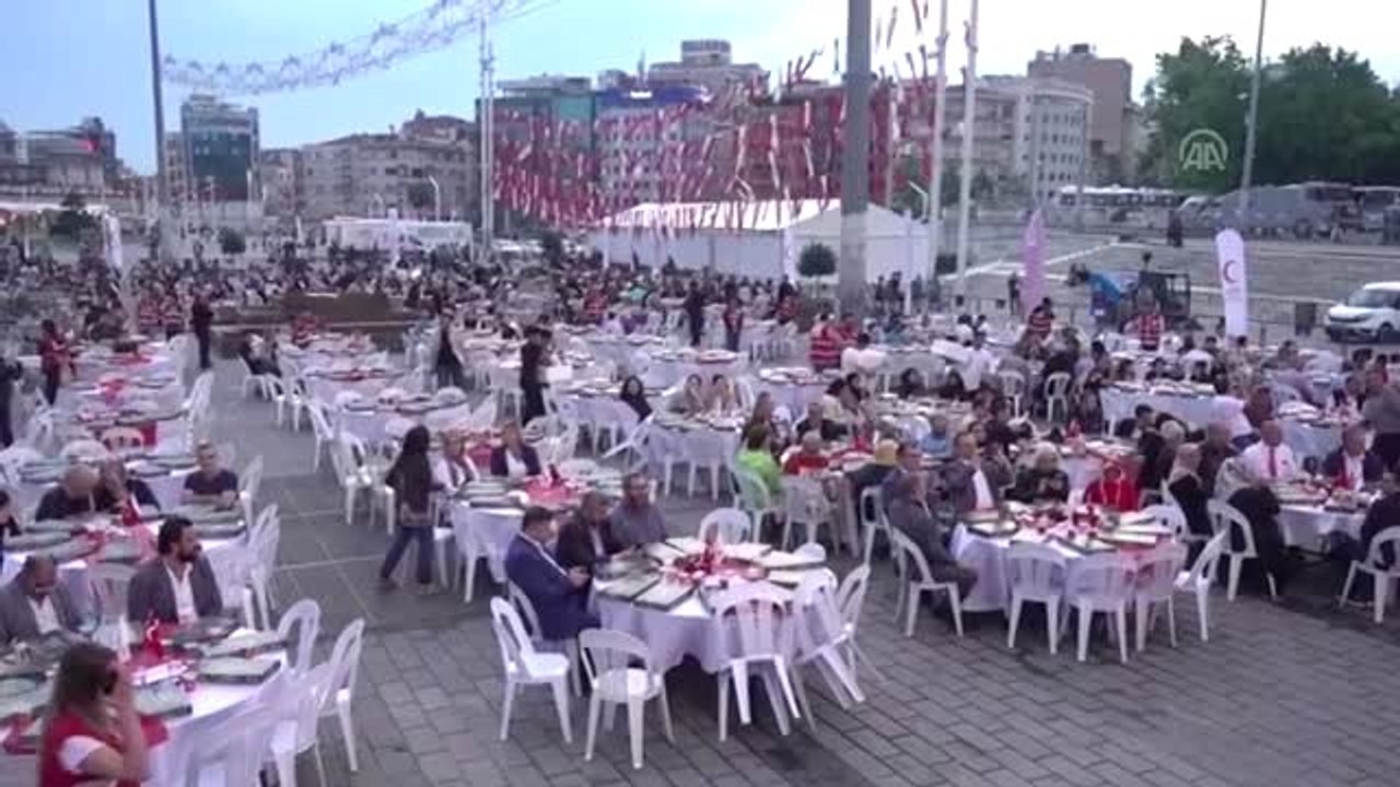 Türk Kızılay'dan Taksim Meydanı'nda iftar