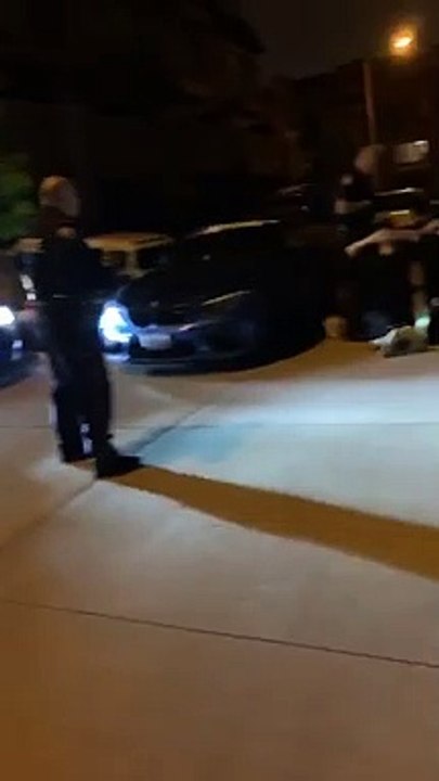 警察来了全跪了