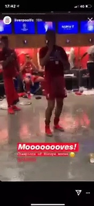 Quand firmino a voulu verser de la bière à sadio mane regardez la réaction de Sadio Mané