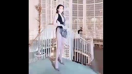 ngọc trinh lại mặc ướt át