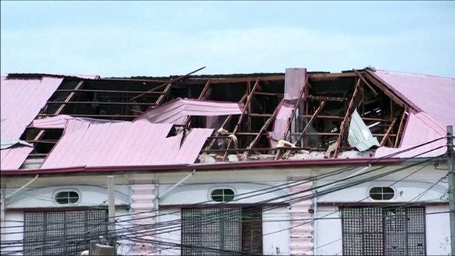 Logran rescatar a hombre en medio de las inundaciones en Filipinas