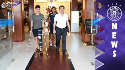 Xúc động: Đình Trọng di chuyển khó khăn bằng nạng khi ra xe đội rời phố Núi | HANOI FC