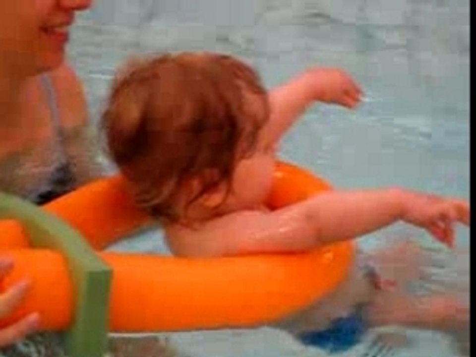 Amélie à la piscine / at the pool