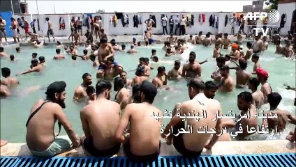 سكان أمريتسار الهندية يسبحون لتجنب التعرض لضربة شمس