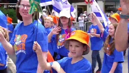 Tens of thousands march in New York to celebrate Israel