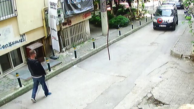 Araçtan cep telefonu çalan zanlı kamerada