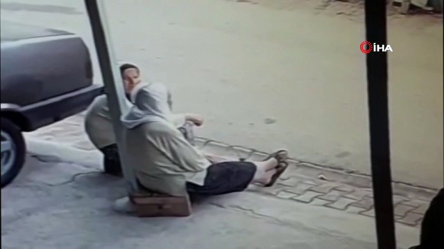 Adana'da korkunç kaza...Acemi sürücü kaldırımda oturan iki kadını böyle ezdi