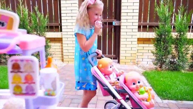 Stacy et de la routine avec des poupées